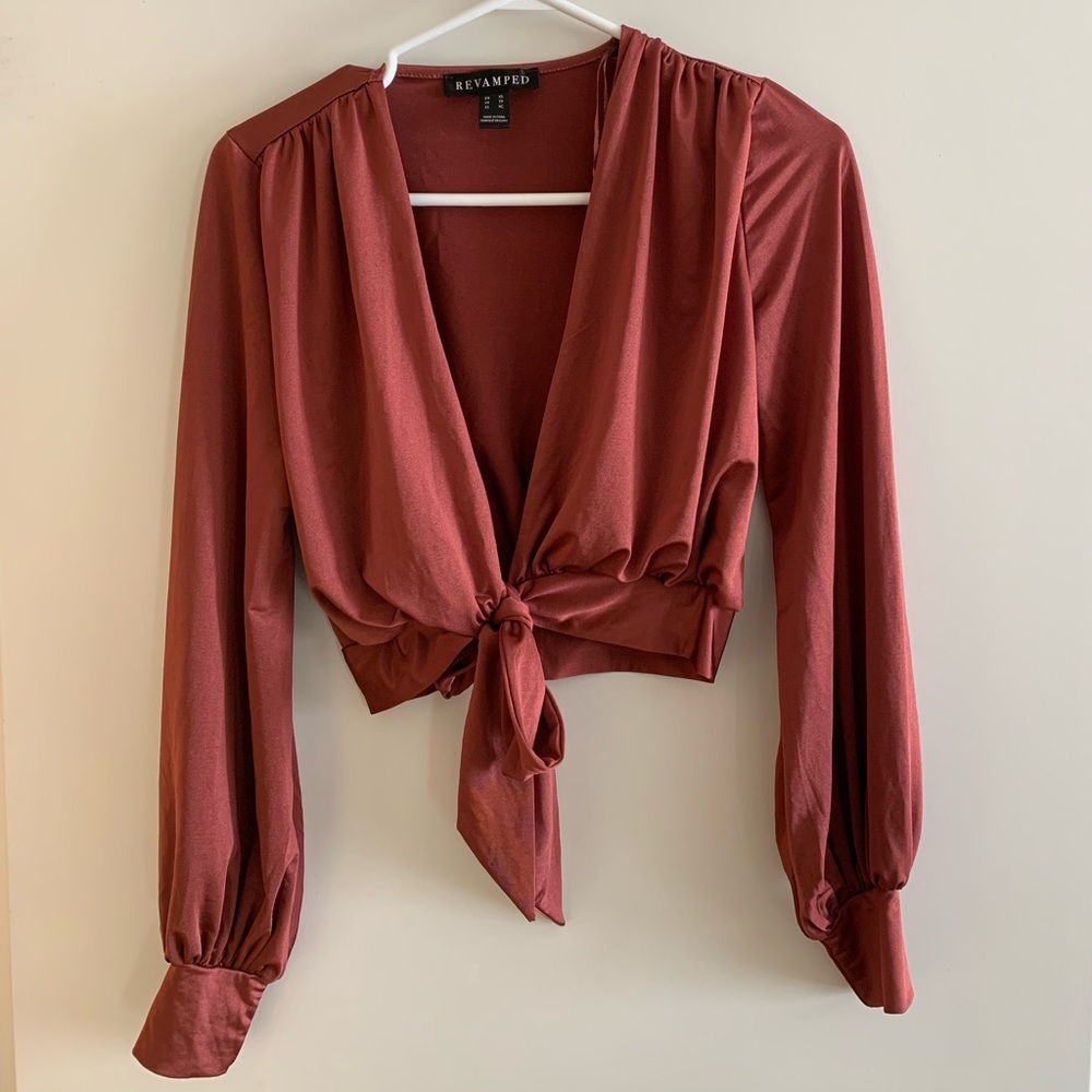 Cropped satin v line shirt